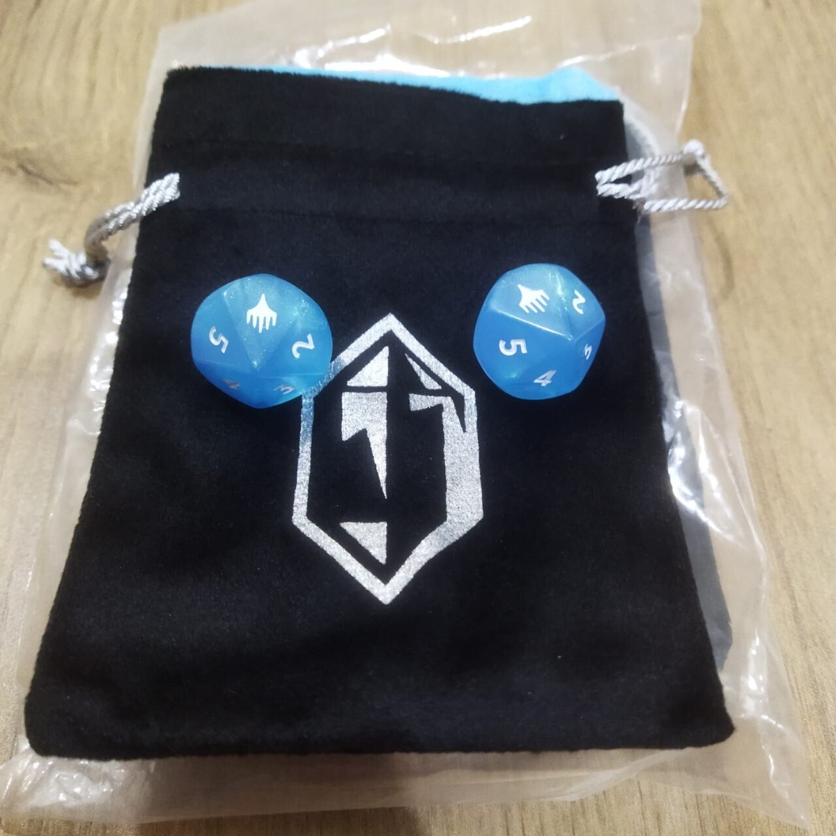 MTG Final Fantasy Exclusive Dice Pouch + 2 Blue Crystal D10