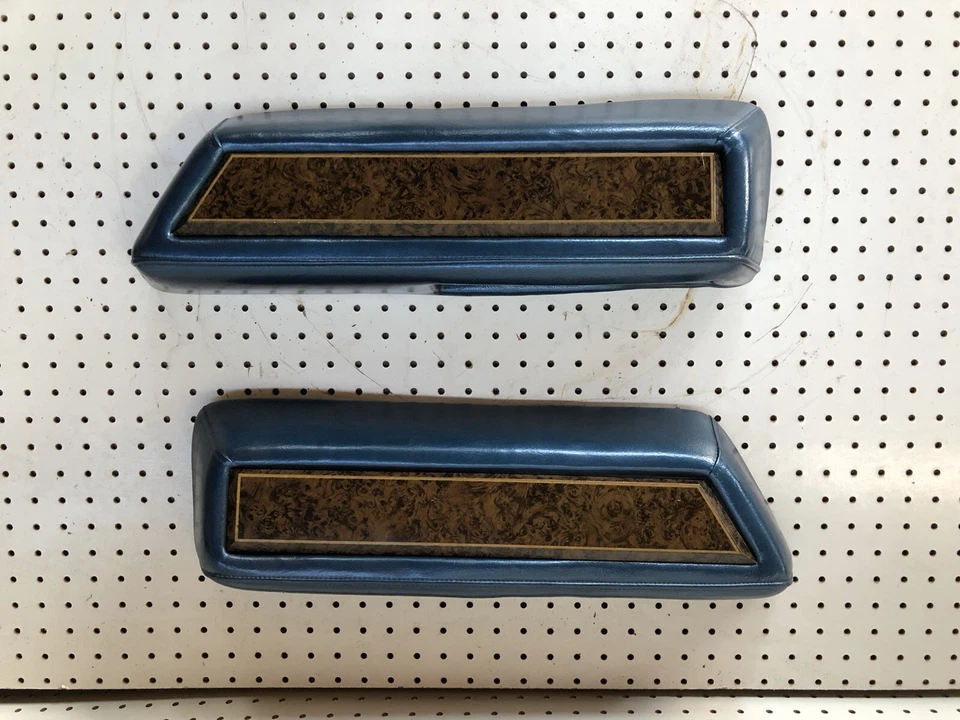 1974-79 Lincoln Continental Towncar Coupe apoio de braço traseiro esquerdo/direito - Imagem 2 de 4