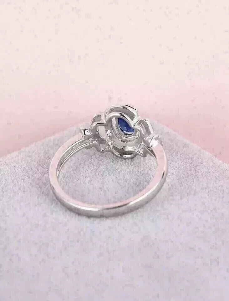 Alianza de boda con halo de zafiro azul simulado de corte ovalado de 2 quilates enchapada en oro blanco de 14 k Foto 3 de 4