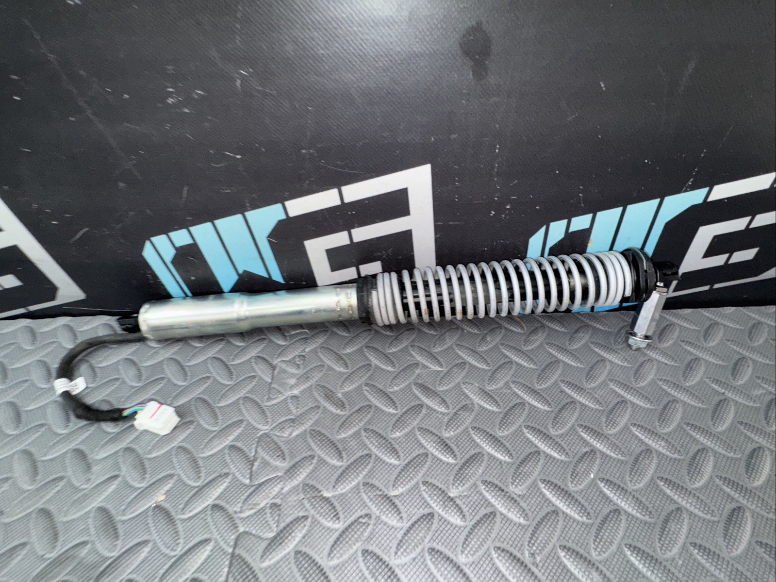 OEM 2014-2020 MASERATI GHIBLI TRUNK SHOCK STRUT LIFT CYLINDER SPRING 670102993