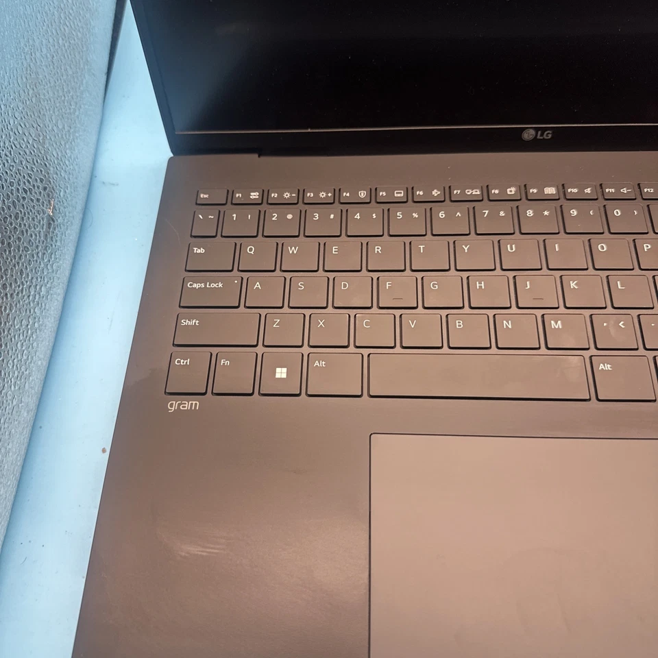 LG Gram ‎16Z90S-H.ADB7U1 16" Intel Ultra 7 155H 16GB RAM 1TB SSD - Image 2 of 4
