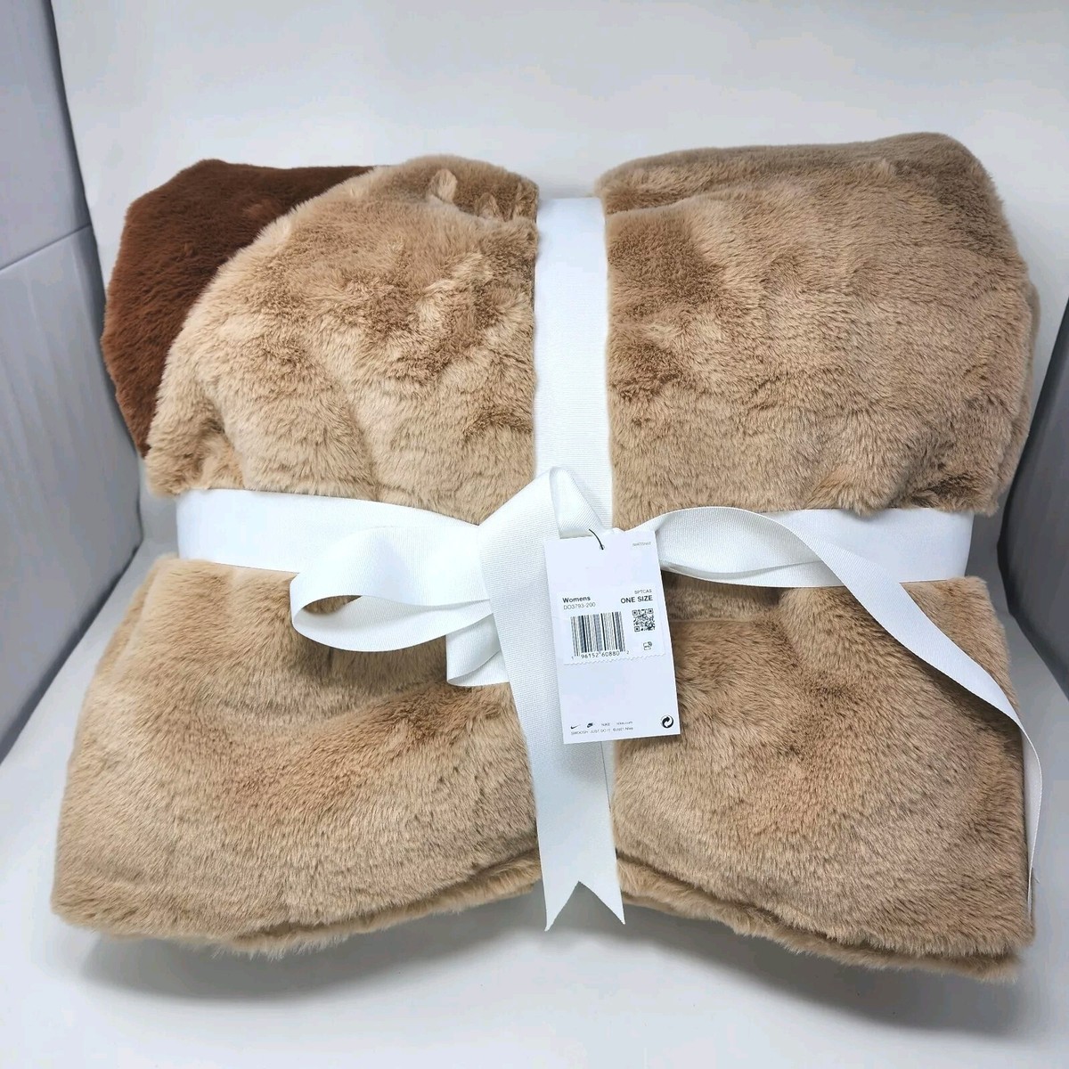 NIKE Plush Fake Fur Blanket ブランケット 毛布 Nike Sportswear Plush Faux Fur Blanket One Size Beige Brown