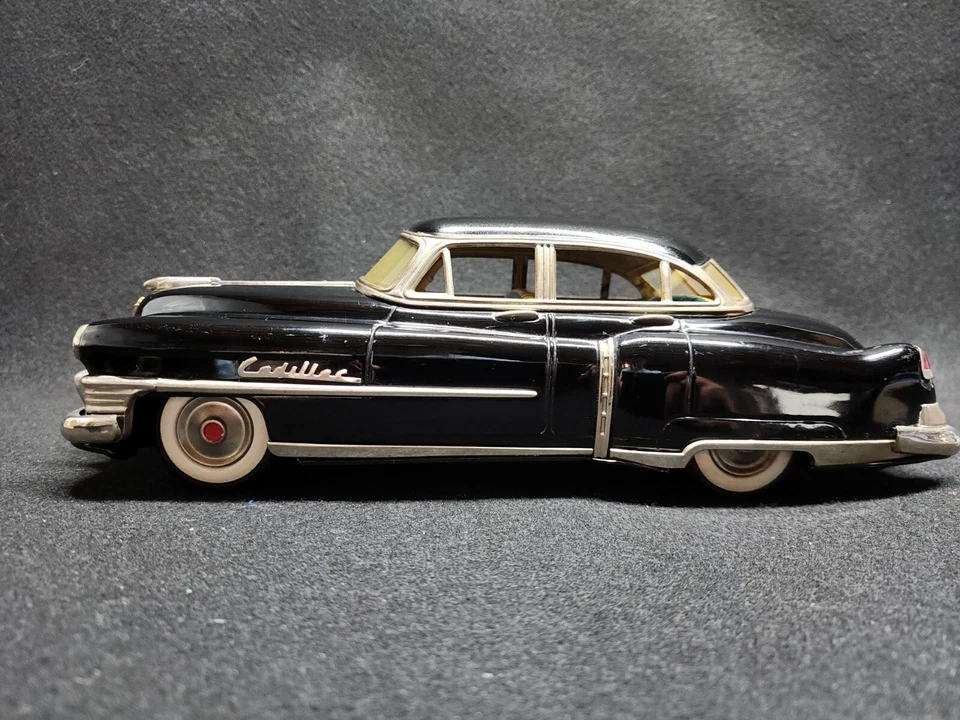 Cadillac Serie 62 1951 Marusan Tin Friction sedán 12" en negro Foto 2 de 4