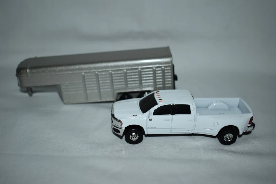 Dodge Ram camioneta doble Ertl 1:64 con remolque de ganado Foto 3 de 4