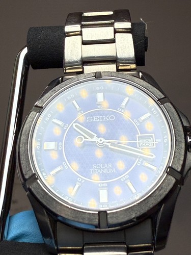 Reloj de cuarzo Seiko Solar Titanium V145-0AX0 esfera azul indicador de fecha - rango B - Imagen 7 de 19