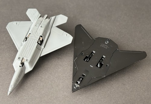 ERTL Force One YF-22 & F-117 Stealth Attack Fighter Aircraft Plane 1:100 Diecast - Picture 2 of 22