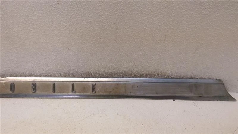 Moldura de panel con acabado Oldsmobile para Oldsmobile Cutlass 1962 sedán de 2 puertas Foto 3 de 4