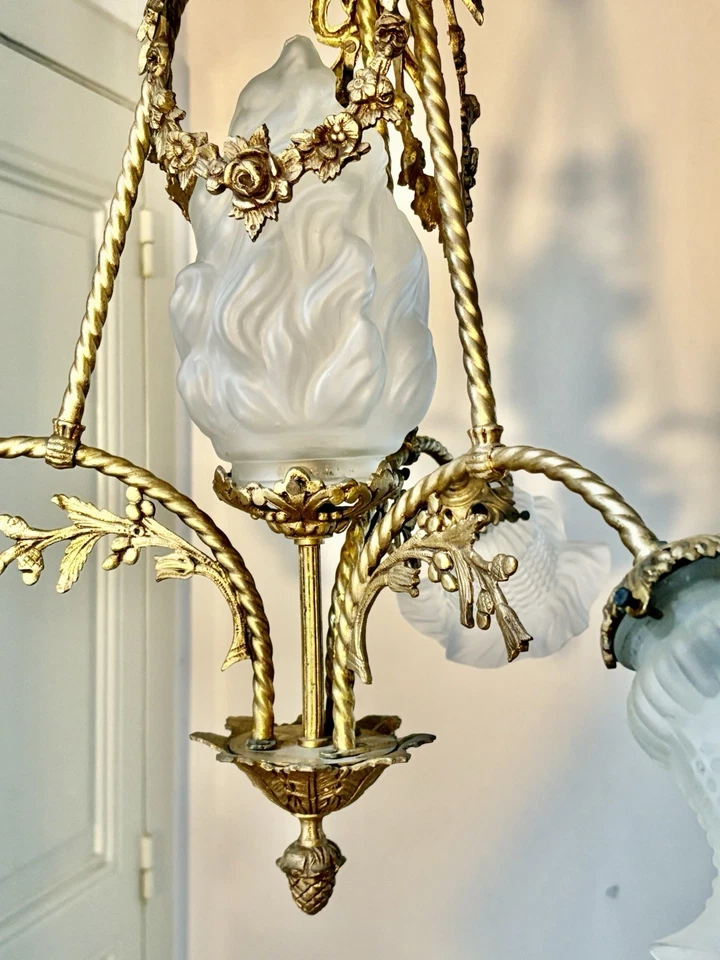 Lámpara de araña francesa de tres luces del siglo XIX Luis XVI bronce con antorcha central. Foto 2 de 4