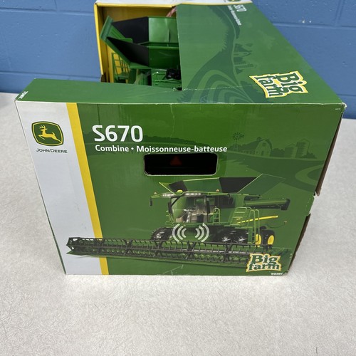 1:16 Scale ERTL Big Farm John Deere S670 Combine - Picture 4 of 5