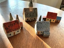 Altes Spielzeug, Dorf mit Kirche und Bauernh&auml;usern, antikes Holzspielzeug