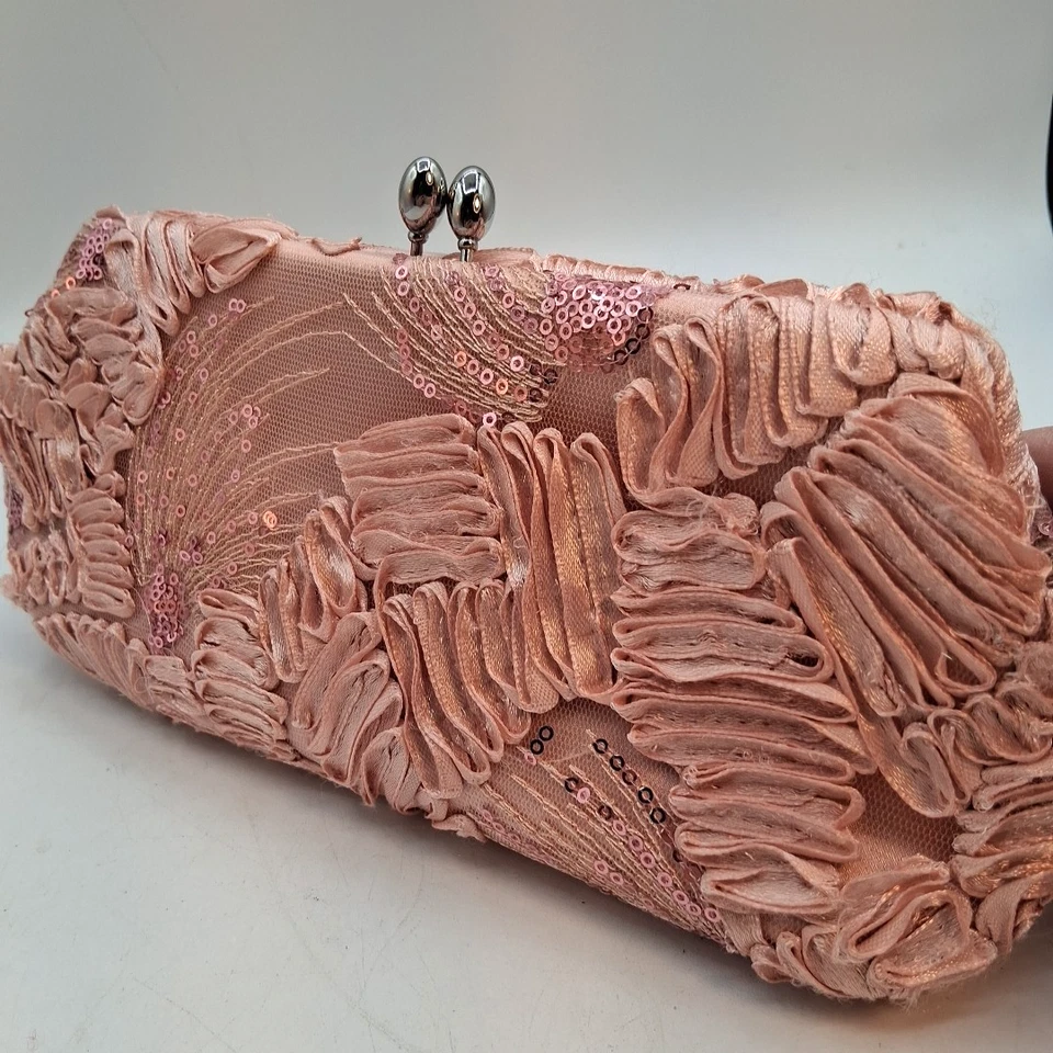 Bolso sin asas Adrianna Papell Sia rosa bordado lentejuelas cadena plateada bolso de hombro a presión Foto 2 de 4