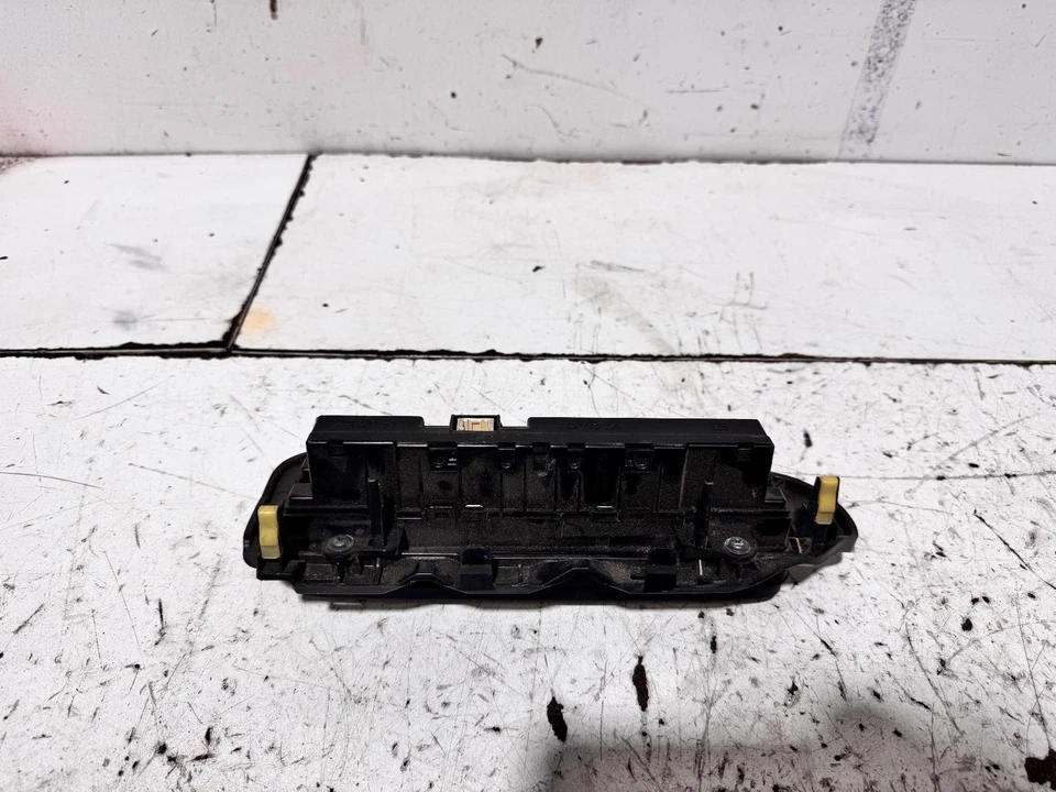 Toyota Corolla Heater Controls ZWE186 06/2016-06/2018 - image 3 of 4