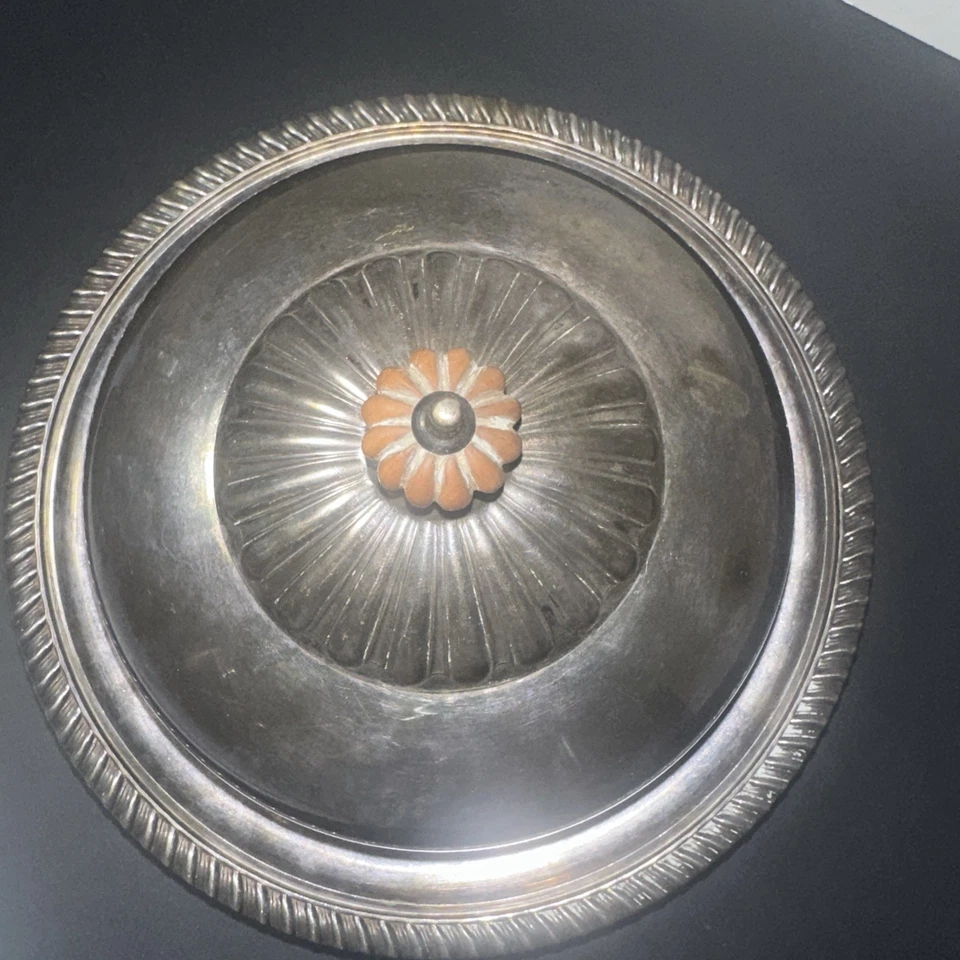 Plato para servir magdalenas Birks Regency plateado con tapa de cúpula Foto 2 de 4
