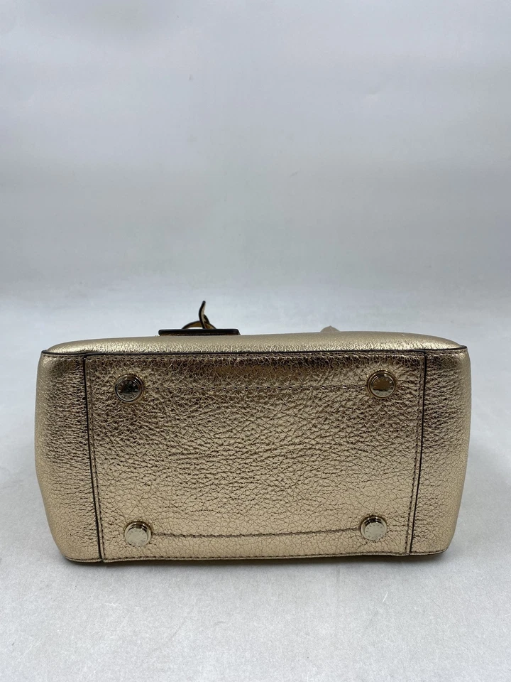 Bolso Henri Bendel de cuero dorado con asa superior Foto 3 de 4