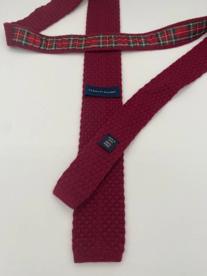 2 Corbatas Tommy Hilfiger Tejidas Extremo Cuadrado Ajustadas 2.25" x 57" Azul/Borgoña Foto 3 de 4