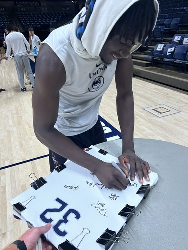 2025 UCONN HUSKIES TEAM signed autographed #11 BASKETBALL JERSEY FINAL FOUR - Picture 14 of 16