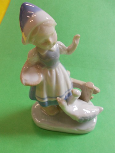 GORGEOUS BOY AND GIRL FIGURINES - CERAMIC GLAZED - 15 cm HIGH EXC COND # 678 - Picture 9 of 12