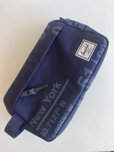 Herschel Supply Co. Chapter Travel Bag Pouch Purse 5L NAVY With Print Pre Owned - Picture 2 of 14