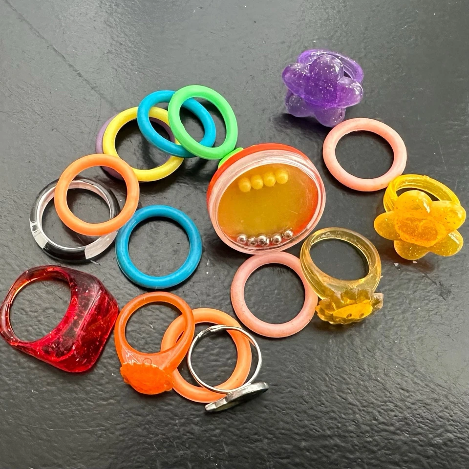 Colorido paquete de anillos de resina y goma - 17 piezas únicas Foto 4 de 4