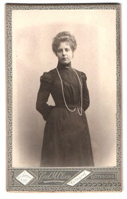 Fotografie Carl M. Olson, Göteborg, Masthuggstorget, Portrait junge Dame im Kle 