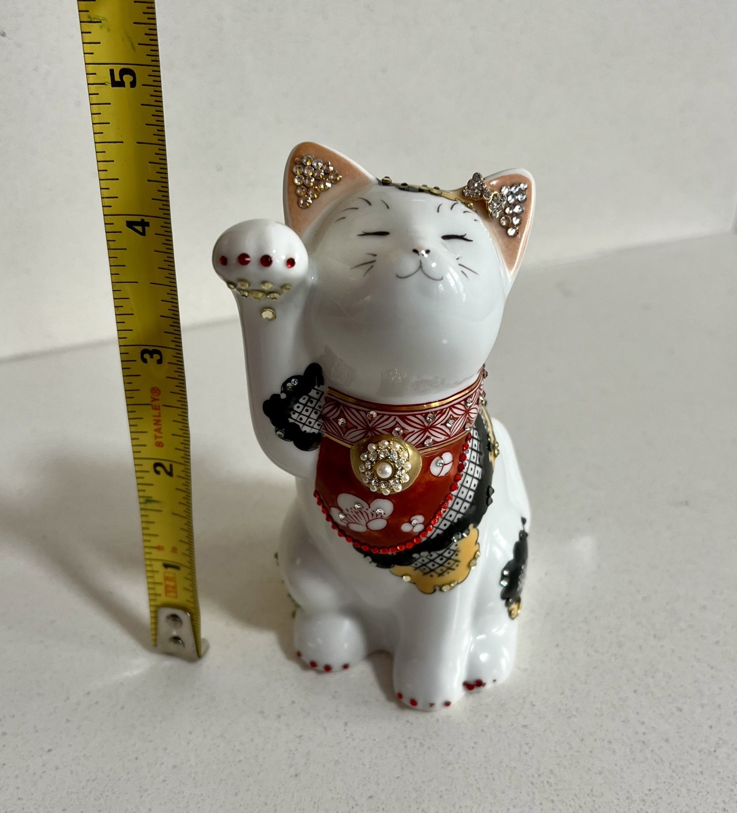 Japan Kutani Maneki Neko Lucky Cat. Porcelain Figurine New in box