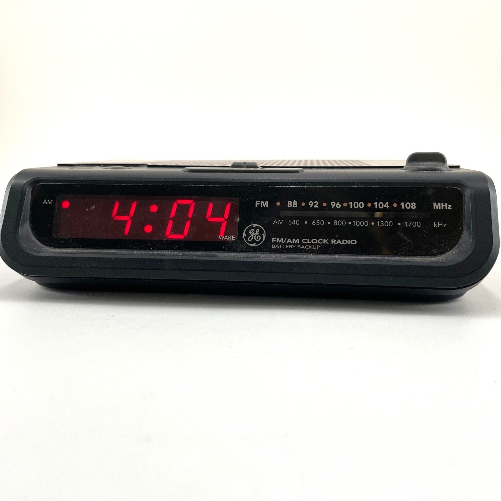 GE Vintage Compact AM FM Clock Radio Faux Wood Grain LED Display Model 7-4613B