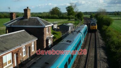 FOTO ZWEI DIESEL PASS BERRINGTON & EYE BAHNHOF ARRIVA ZÜGE WALES STEMPEL
