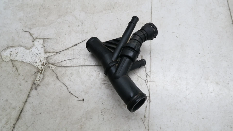 Volkswagen Passat 2012-2015 OEM TDI 2.0 diésel tubo de refrigeración delantero de plástico Foto 2 de 4