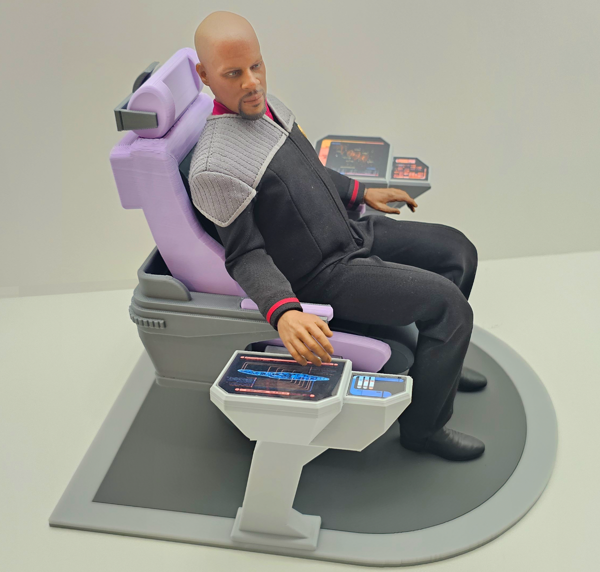 Deep Space Nine (DS9) Defiant Sisko Captain's Chair Star Trek Exo