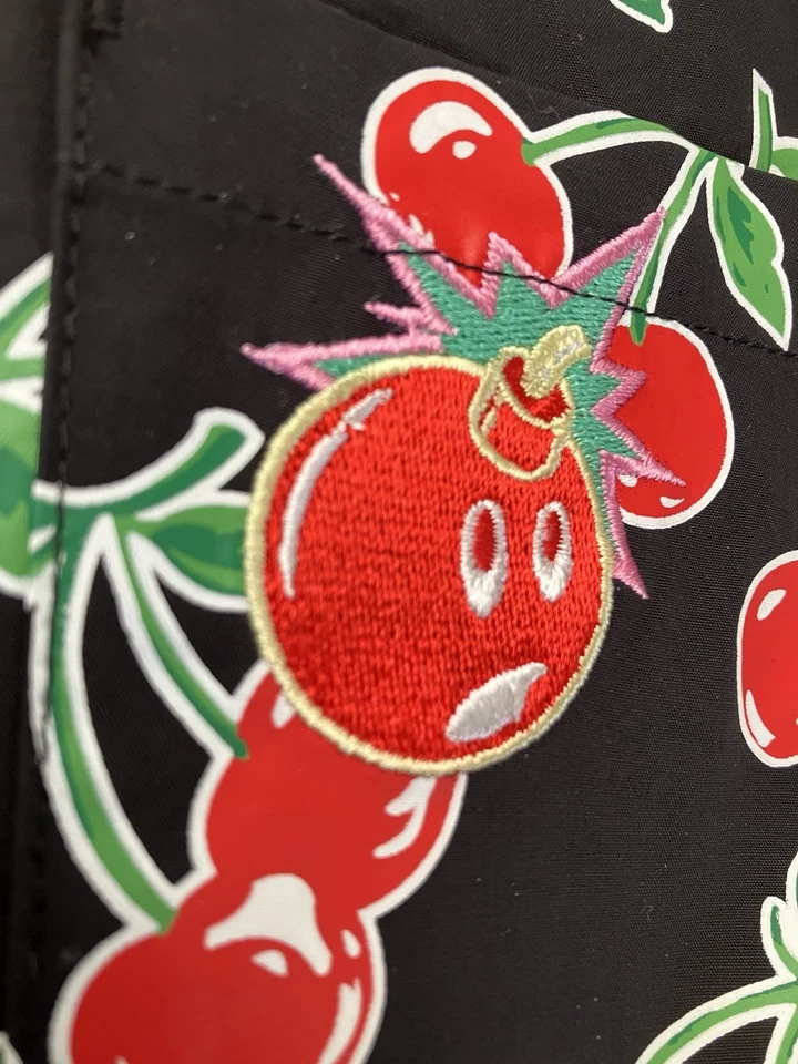 Camisa The Hundreds AOP Cherries Adam Bomb S/S Bolsillo Abotonado L Negra Foto 4 de 4