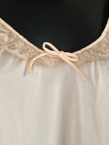 Vintage Vanity Fair Beige Babydoll Nightgown Silky Nylon Lace Trim Hem Bow Sz M - Picture 3 of 11