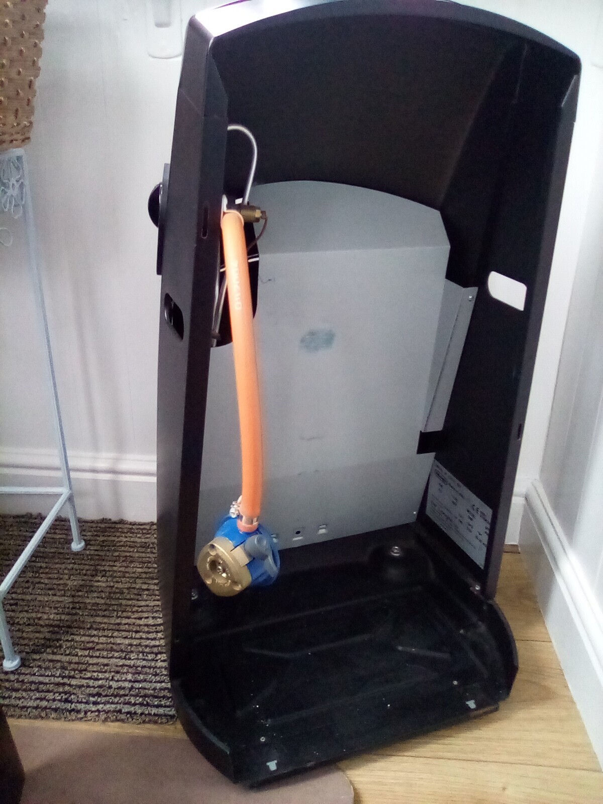 De'longhi blue flame gas heater fire plus two empty 15kg butane bottles