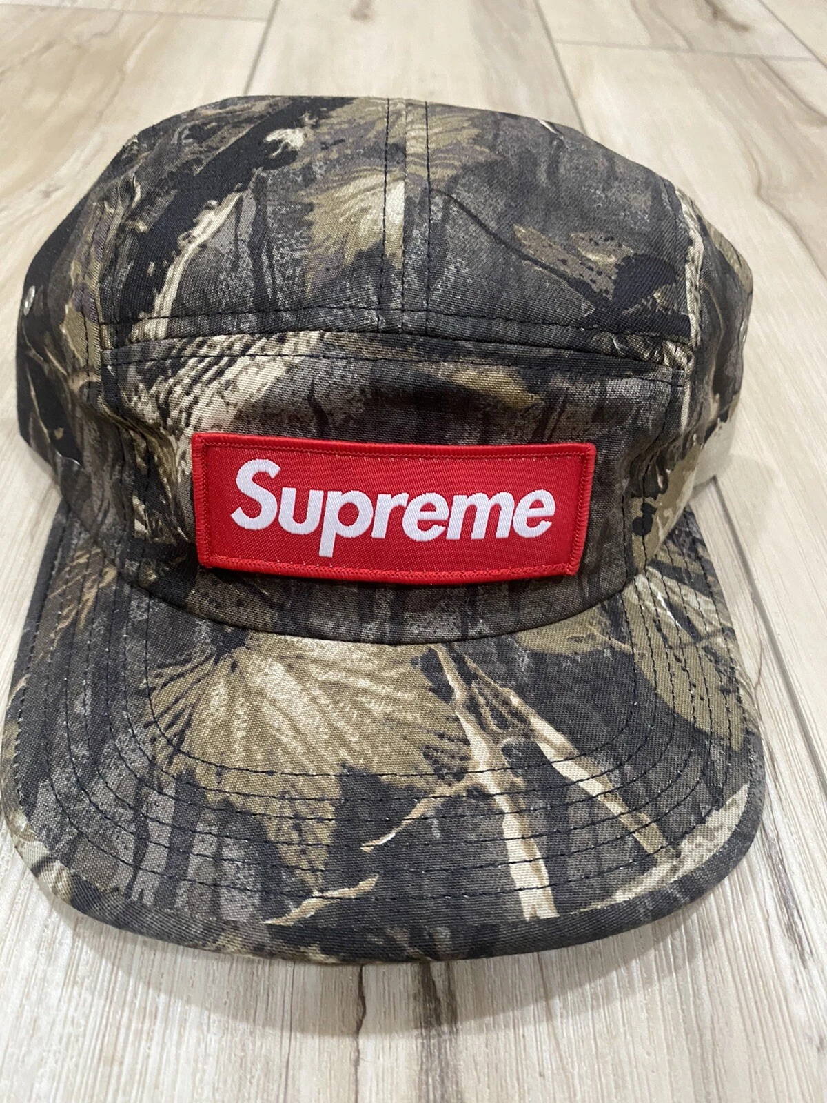 ??2011 Casquette de camp camouflage Supreme Real Tree boîte rouge (RARE) très bon état ??