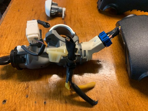 2010 - 2013 KIA SOUL manual trans — ignition switch w/key column cover and lock - Picture 6 of 10