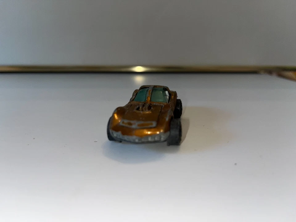 Johnny Lightning Topper Mako Shark Gold Red Inter. Red Line - Image 2 of 4