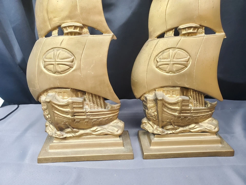 Antigua chimenea de fundición pesada compañera barcos vikingos con cepillo solamente. Foto 3 de 4