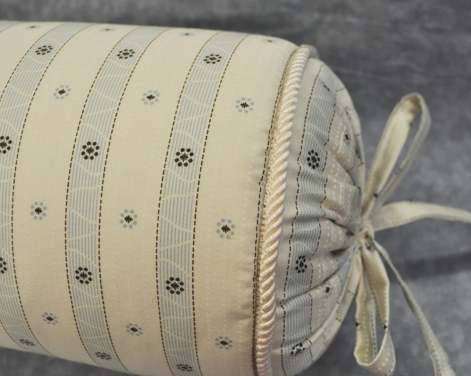 Almohada reforzada hecha con tela a rayas azul y crema Ralph Lauren Indochine Dobby Foto 2 de 4