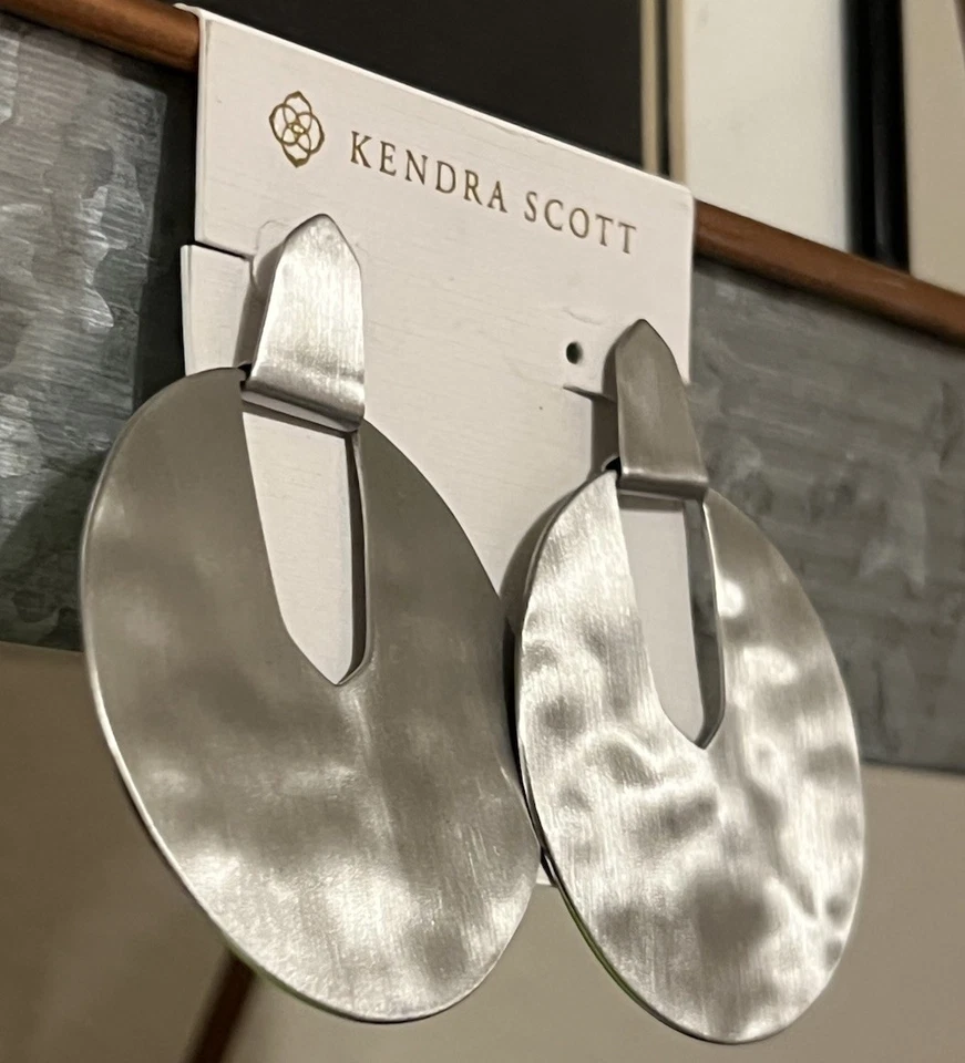 Pendientes KENDRA SCOTT “Diane” llamativos en plata, 2 pulgadas Foto 2 de 4