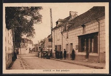 CPA Gizeux, Rue principale avec habitants et voiture 