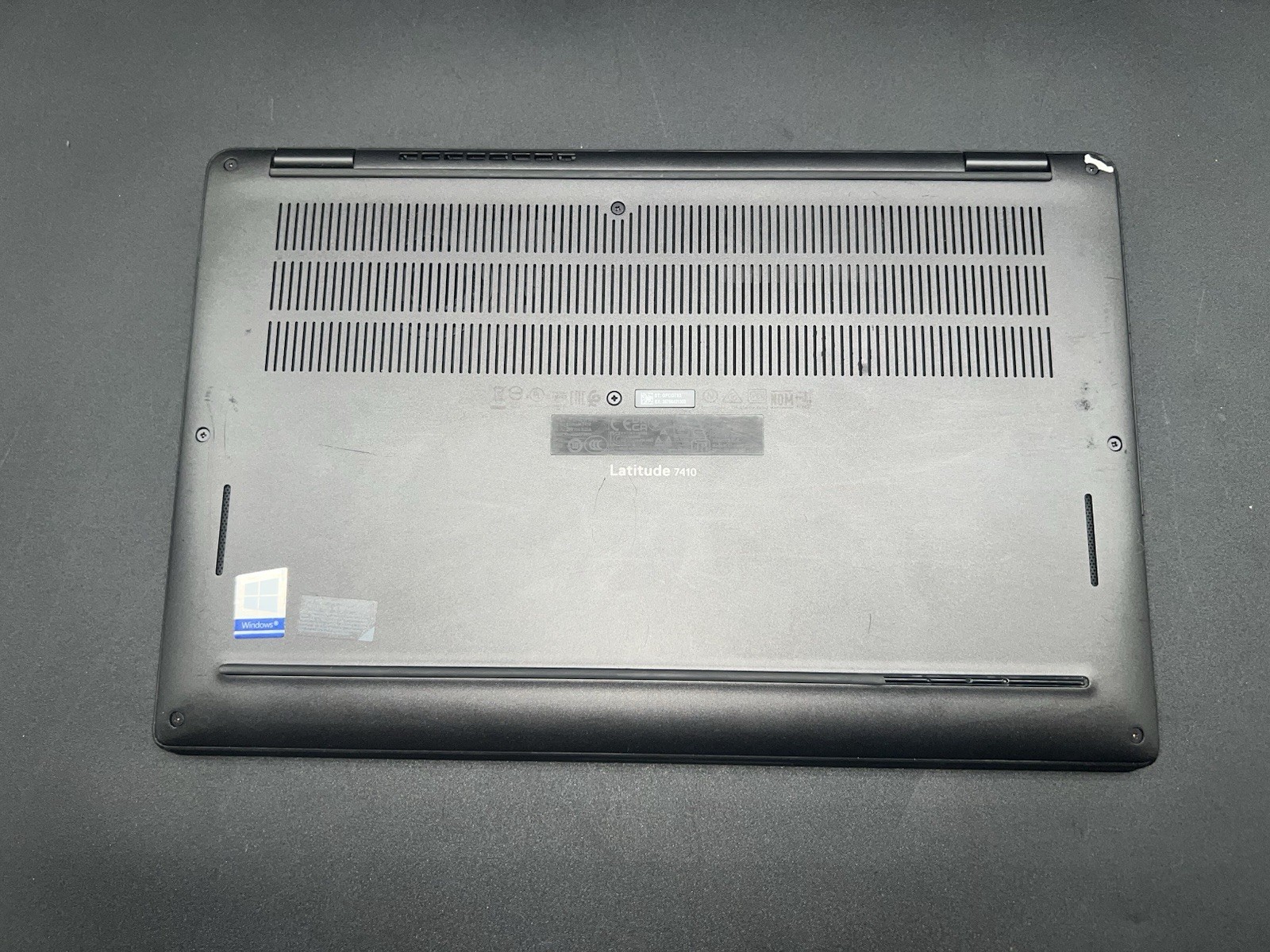 Dell Latitude 7520, 14-Inch Laptop, with Intel Core i7 10th Gen., 256 GB SSD (Solid State Drive), Windows 11 Pro