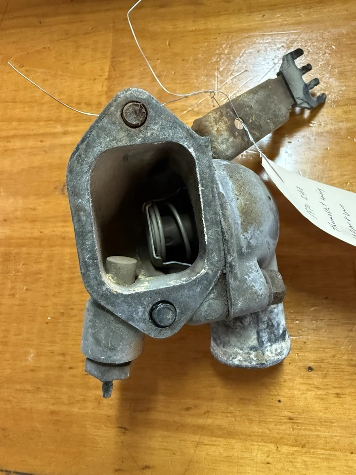 1970-1974 DATSUN 240z Thermostat Housing Kit Complete Upper and Lower w/ bolts — 第 4/4 张图片