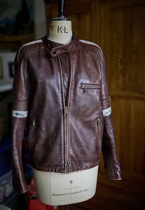 casaco de couro marrom