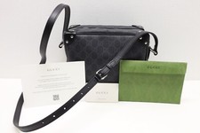 Borsa a tracolla Gucci bauletto GG rivestita in tela con borchie in pelle nera