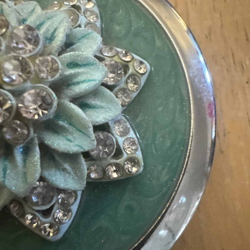 Estuche compacto espejo diseño floral verde estrás Foto 4 de 4