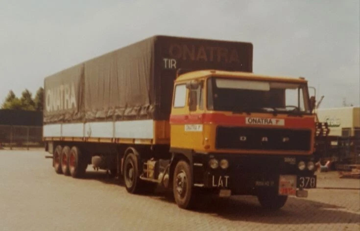 WSI 01-3563 DAF 2800 Trattore 4X2 + Rimorchio Piattaforma Telo "ONATRA" Nuovo - Immagine 3 di 4