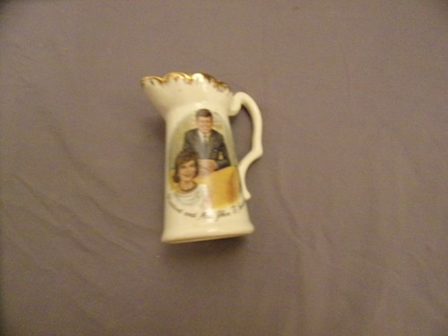 Crema de porcelana vintage de los años 60 President John F Kennedy & Mrs Cape Cod 5 pulgadas - Imagen 2 de 6