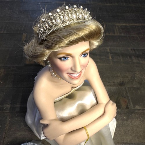 Bambola Franklin principessa Diana seduta limitata/numerata come nuova su sgabello ciuffo - Foto 11 di 11