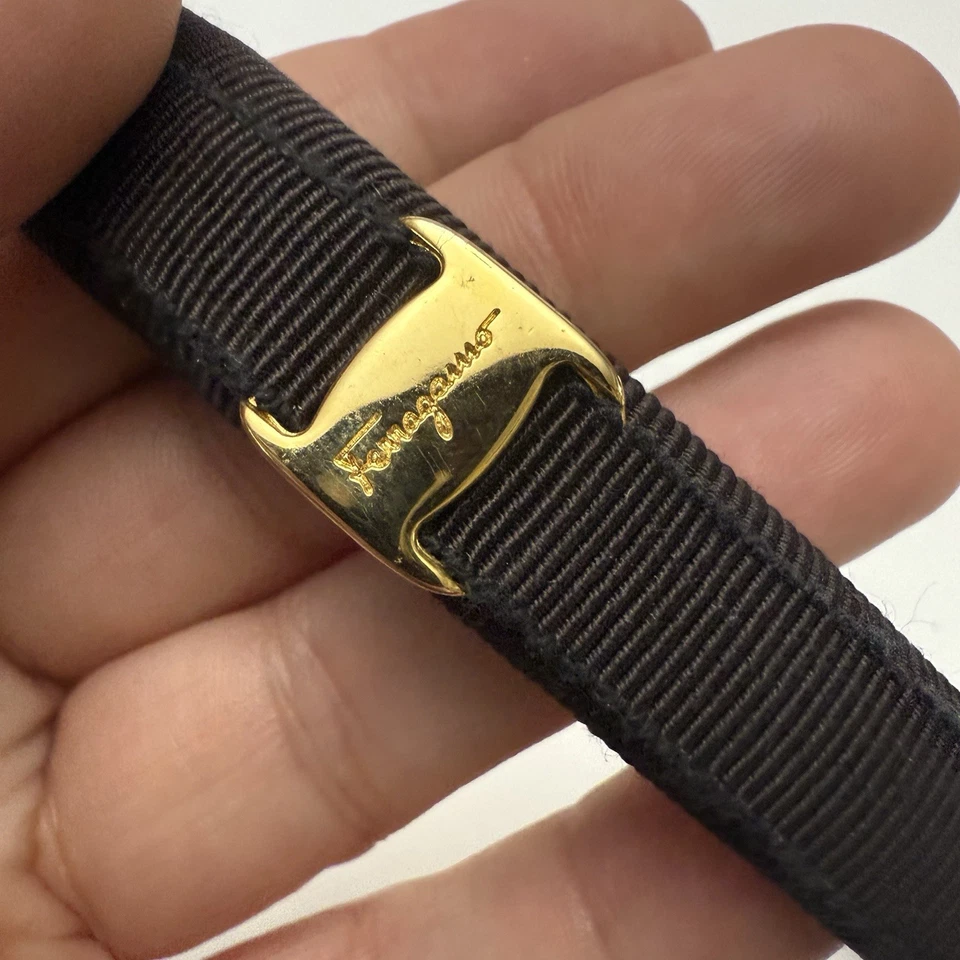 Diadema vintage Salvatore Ferragamo cinta de grosgrain negra logotipo dorado Foto 4 de 4