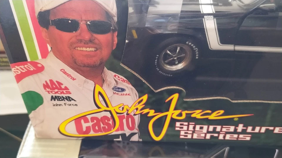 1970 Mustang Boss 302 - John Force Signature Edizione Limitata, Scala 1:18 ertl - Immagine 2 di 3