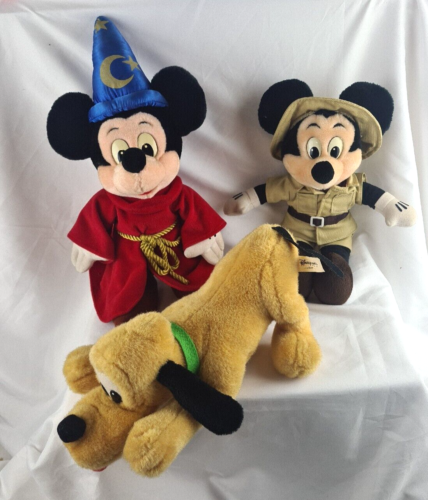 Drei Plüschfiguren Disney Micky Maus als Zauberer im Safari-Anzug und Pluto - Bild 1 von 5